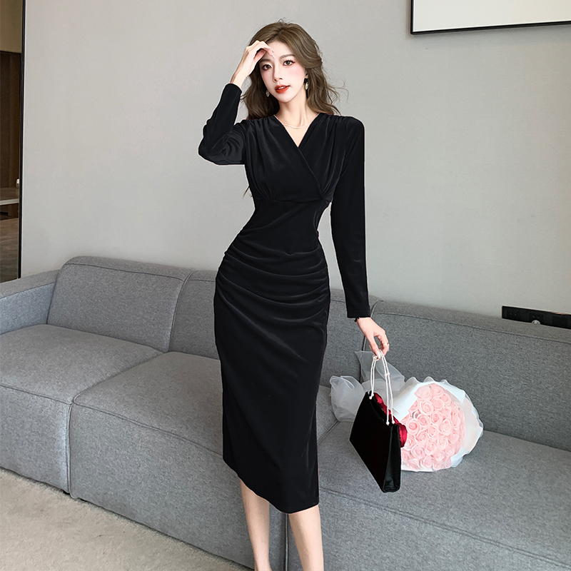 2026 Autumn V-Neck Velvet Slimming Midi Dress for Petite Women - Image 4