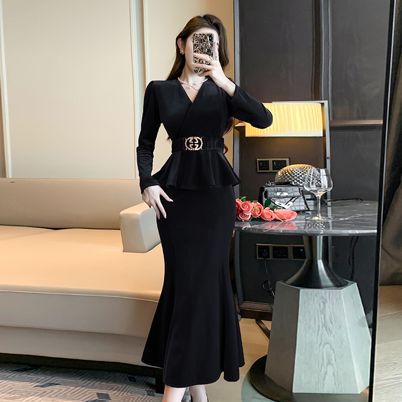 High-End Velvet Dress with Ruffle Hem and Fishtail Silhouette