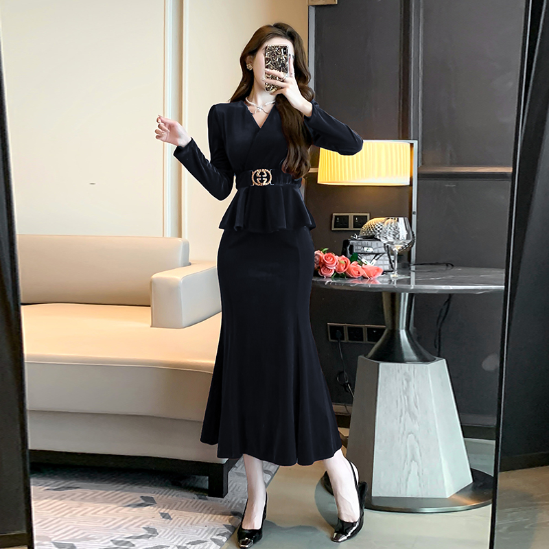 High-End Velvet Dress with Ruffle Hem and Fishtail Silhouette - Image 2