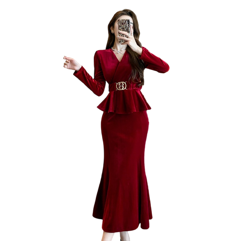 High-End Velvet Dress with Ruffle Hem and Fishtail Silhouette - Image 3