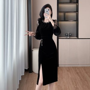 Elegant Velvet Dress with Pearl Collar and Waist-Cinching Design