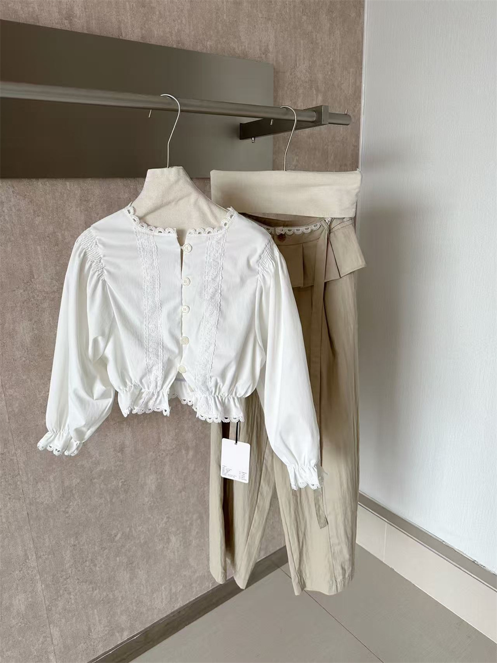 New Women's 3/4 Sleeve Shirt and Ruffle Wide-Leg Pants Korean Commuter Two-Piece Set - Image 2