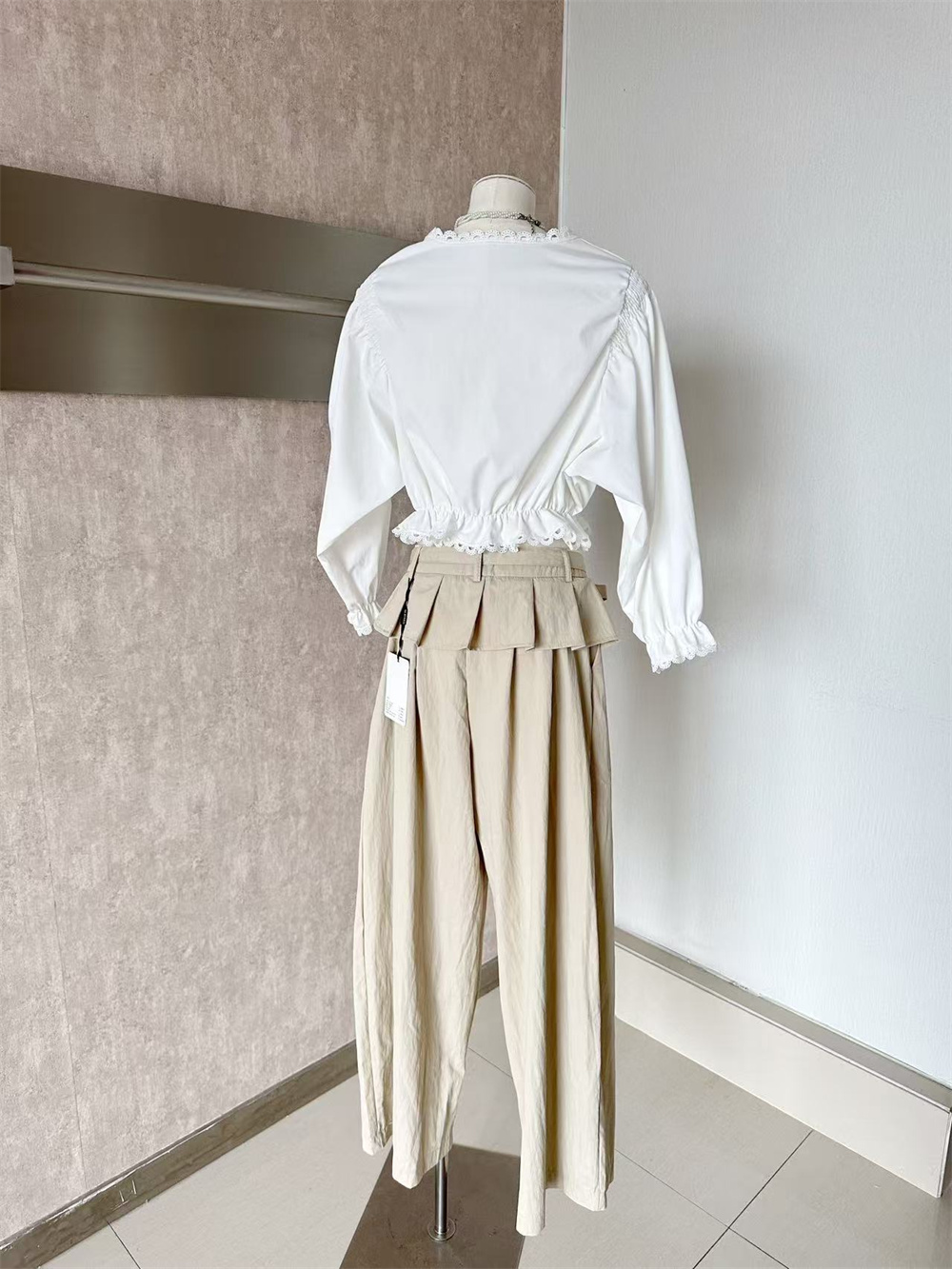 New Women's 3/4 Sleeve Shirt and Ruffle Wide-Leg Pants Korean Commuter Two-Piece Set - Image 4